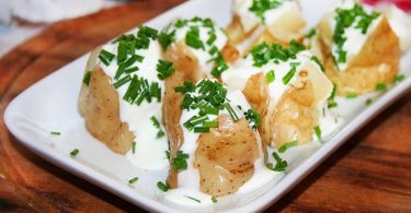 Картошка в духовке со сметаной и чесноком запеченная