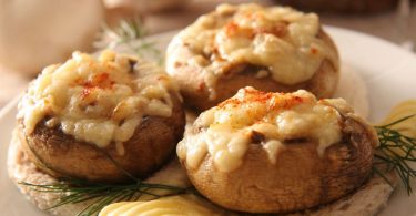 Грибы шампиньоны в духовке целиком: простой рецепт с сыром