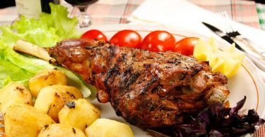 Баранья ножка, запеченная в духовке (в рукаве, фольге, с овощами)