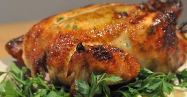 Гусь в духовке с гречкой и черносливом (фаршированный)