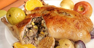 Гусь в духовке с гречкой и грибами (в рукаве, фаршированный)