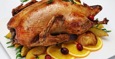 Индоутка с апельсинами, запеченная в духовке с медом, яблоками