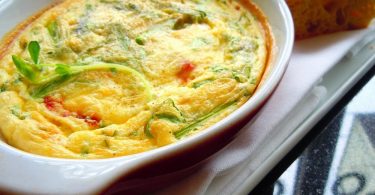 : Как сделать пышный омлет в духовке (с сыром, колбасой, помидорами)?