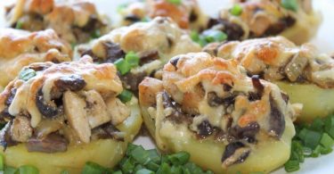 Картофель с курицей и грибами в духовке (в горшочке)