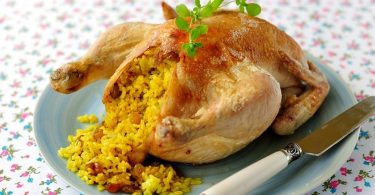 Курица, начиненная рисом, в духовке (с яблоками, черносливом)