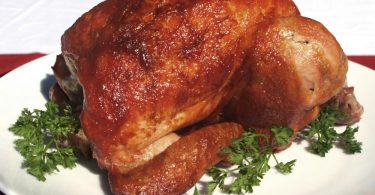Курица в духовке на бутылке с водой: как запечь?