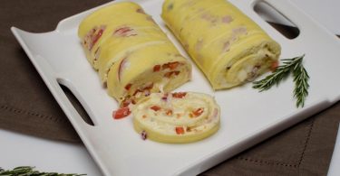 Рулет из яиц и майонеза в духовке (с начинкой)