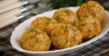 Тефтели из куриного фарша в духовке (без риса, в сметанном соусе)
