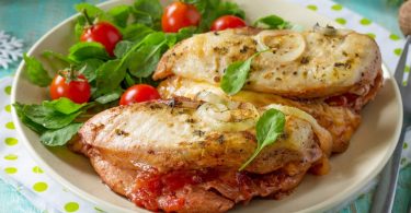 Как вкусно приготовить курицу с помидорами и сыром?