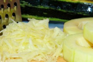 Измельчаем кабачковую мякоть