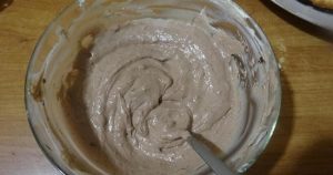 Растопленный шоколад добавляем к творожному крему